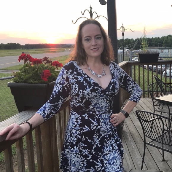 ✈️Meet your Posh Ambassador, Robin!✈️ - Picture 2 of 12